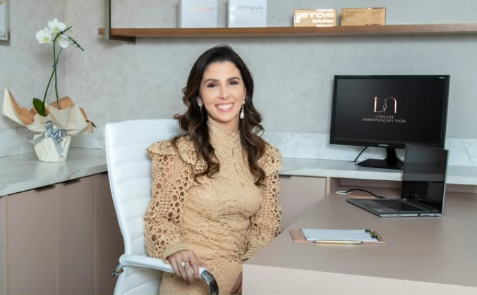 Dra. Luciane Naldoni em seu consultório