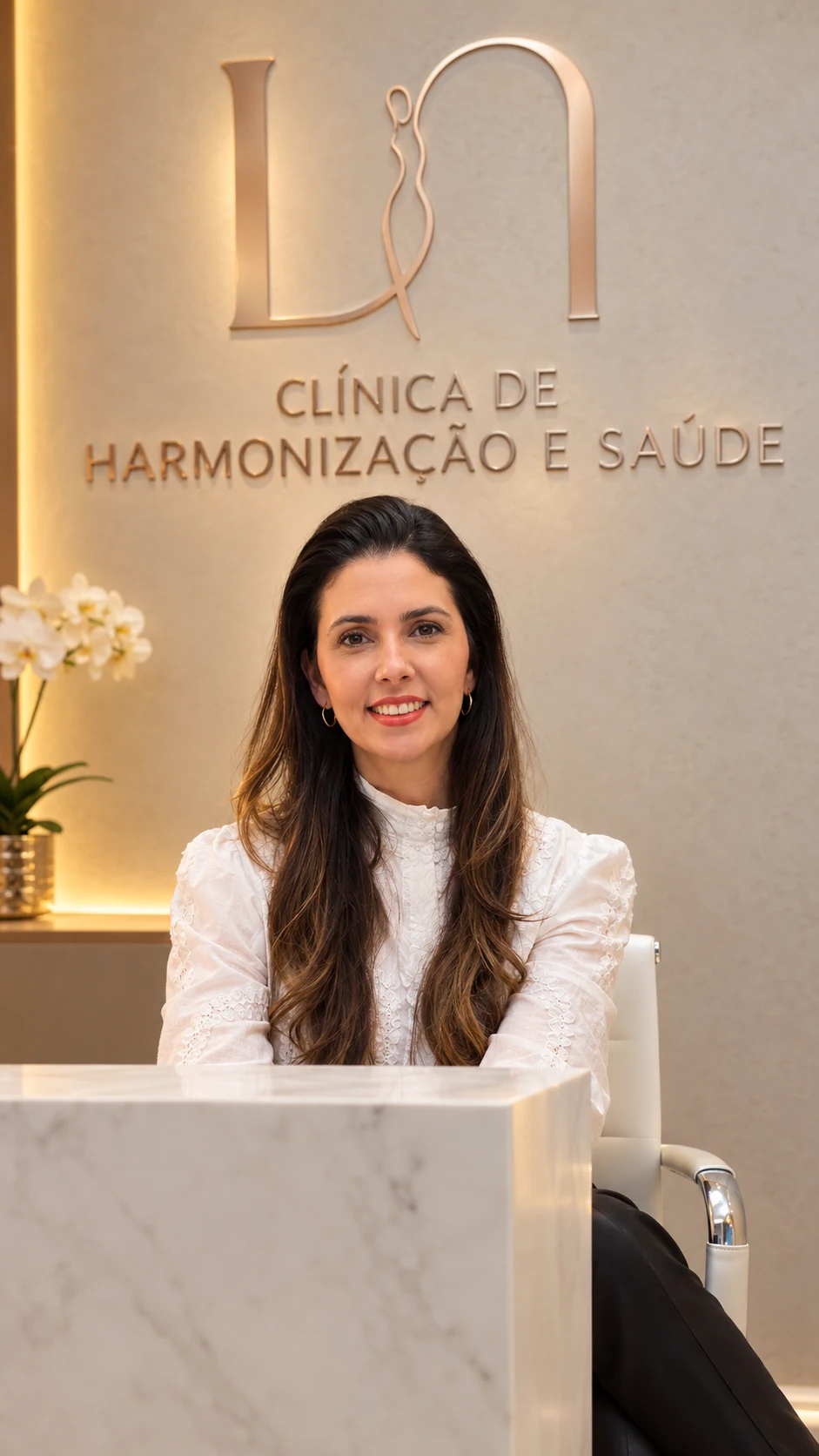 Dra. Luciane Naldoni sentada na clínica no Cambuí, Campinas